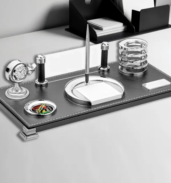 Επιτραπέζιο Διακοσμητικό Γραφείου από Δερματίνη με Ρολόι, Θήκη για Στυλό, Θήκη για Σημειώσεις, Μολυβοθήκη & Ταμπελάκι κωδ. 0071