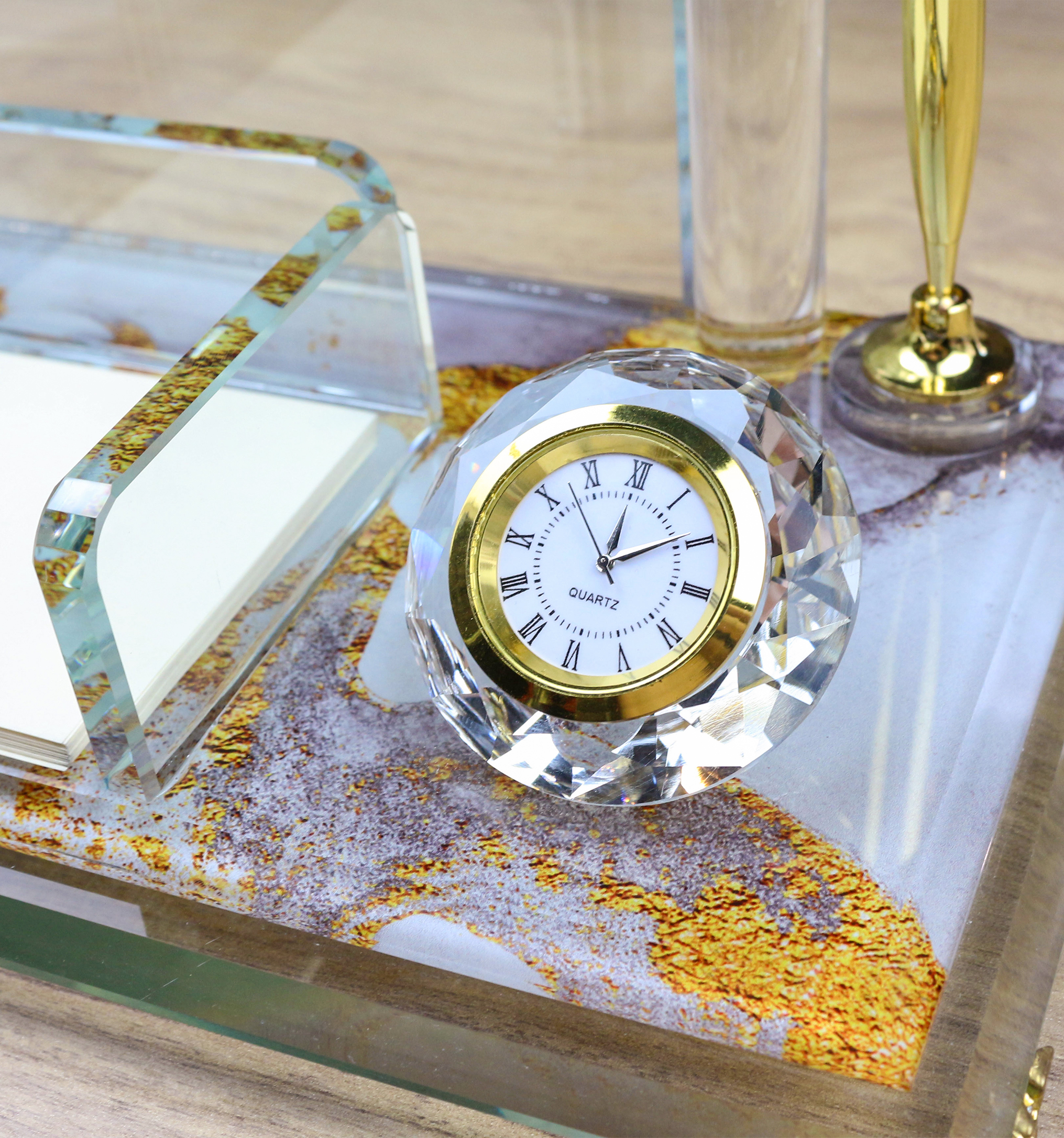 Κρυστάλλινο Επιτραπέζιο Σετ Γραφείου με Σχέδιο Μάρμαρο & Χρυσές Λεπτομέρειες, Θήκη για Στυλό, Θήκη Σημειώσεων, Θήκη Καρτών & Ρολόι κωδ. KM-55