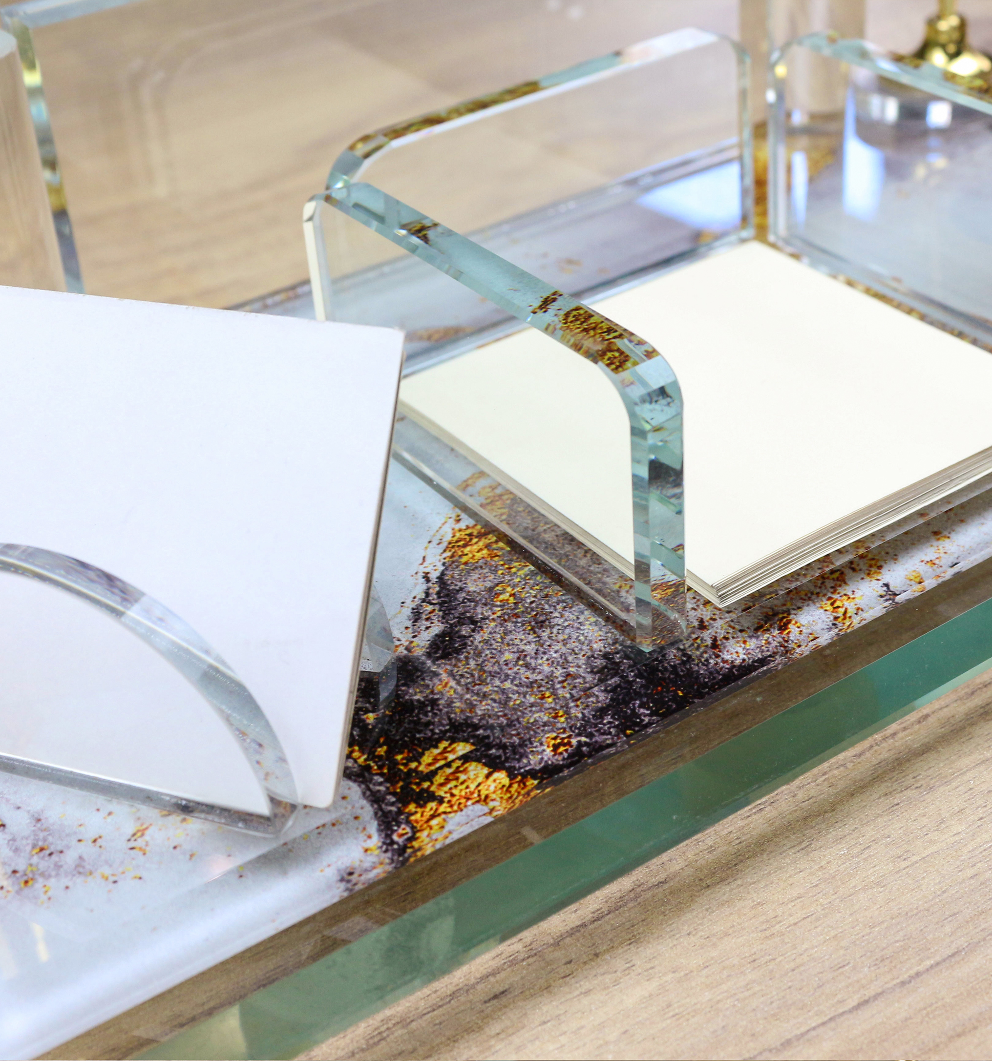 Κρυστάλλινο Επιτραπέζιο Σετ Γραφείου με Σχέδιο Μάρμαρο & Χρυσές Λεπτομέρειες, Θήκη για Στυλό, Θήκη Σημειώσεων, Θήκη Καρτών & Ρολόι κωδ. KM-55