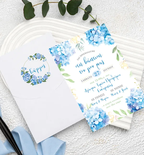 Προσκλητήριο Βάπτισης για Αγόρι με Σχέδιο με Μπλε Ορτανσίες & Λευκό Φάκελο με Εκτύπωση κωδ. V-9327