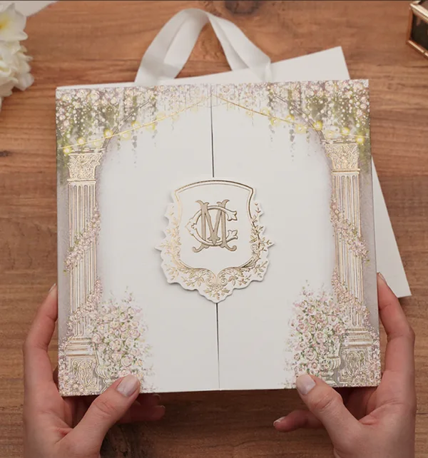 Τρίπτυχο Προσκλητήριο Γάμου με Χρυσοτυπία & Χάρτινη Τσάντα κωδ. E5109