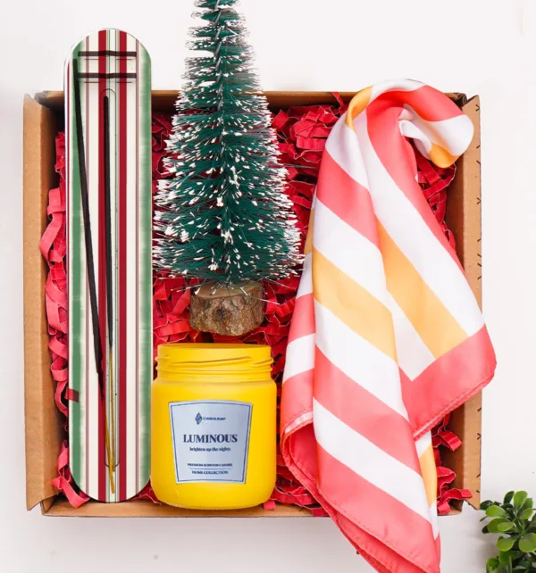 Σετ Δώρου για την Πρωτοχρονιά με Δεντράκι, Φουλάρι, Αρωματικά  Ξυλάκια και Κερί κωδ. 97778