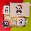 Χριστουγεννιάτικο Σετ Δώρου με Σχέδιο Panda, με Κούπα, Νεσεσέρ, Χιονόμπαλα, Μαγνητάκι & Κερί κωδ. 98553 Χριστουγεννιάτικο Σετ Δώρου με Σχέδιο Panda, με Κούπα, Νεσεσέρ, Χιονόμπαλα, Μαγνητάκι & Κερί κωδ. 98553