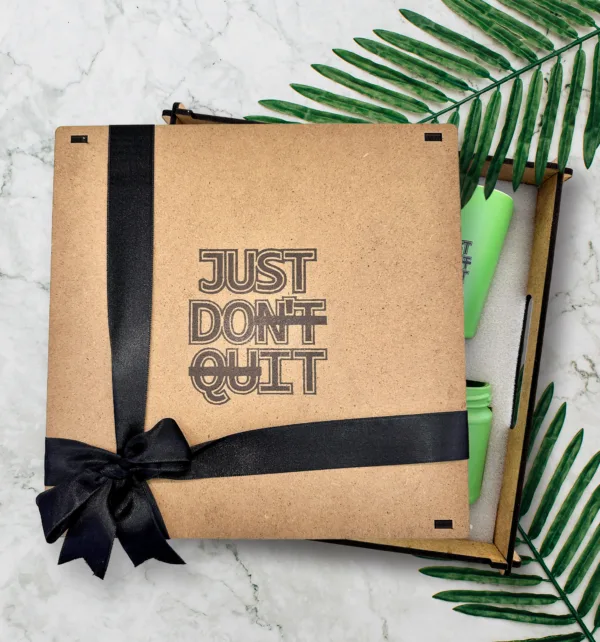 Just Don't Quit Σετ Δώρου με Μπουκάλι., Κούπα, Θήκη για Αρωματικό, Κερί & Ξύλινο Κουτί κωδ. M-2626G Just Don't Quit Σετ Δώρου με Μπουκάλι., Κούπα, Θήκη για Αρωματικό, Κερί & Ξύλινο Κουτί κωδ. M-2626G