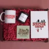 Gift Box Stranger Things με Ειδικό Ξύλινο Κουτί, Κούπα, Κερί, Σημειωματάριο & Σουβέρ κωδ. 03250