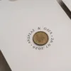 Minimal Προσκλητήριο Γάμου με Ανάγλυφο Περίγραμμα & Λευκό Φάκελο με Βουλοκέρι κωδ. 6856 Minimal Προσκλητήριο Γάμου με Ανάγλυφο Περίγραμμα & Λευκό Φάκελο με Βουλοκέρι κωδ. 6856